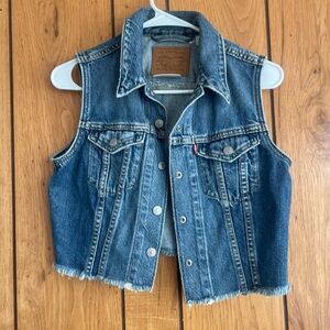Cropped Levi’s Jean vest.